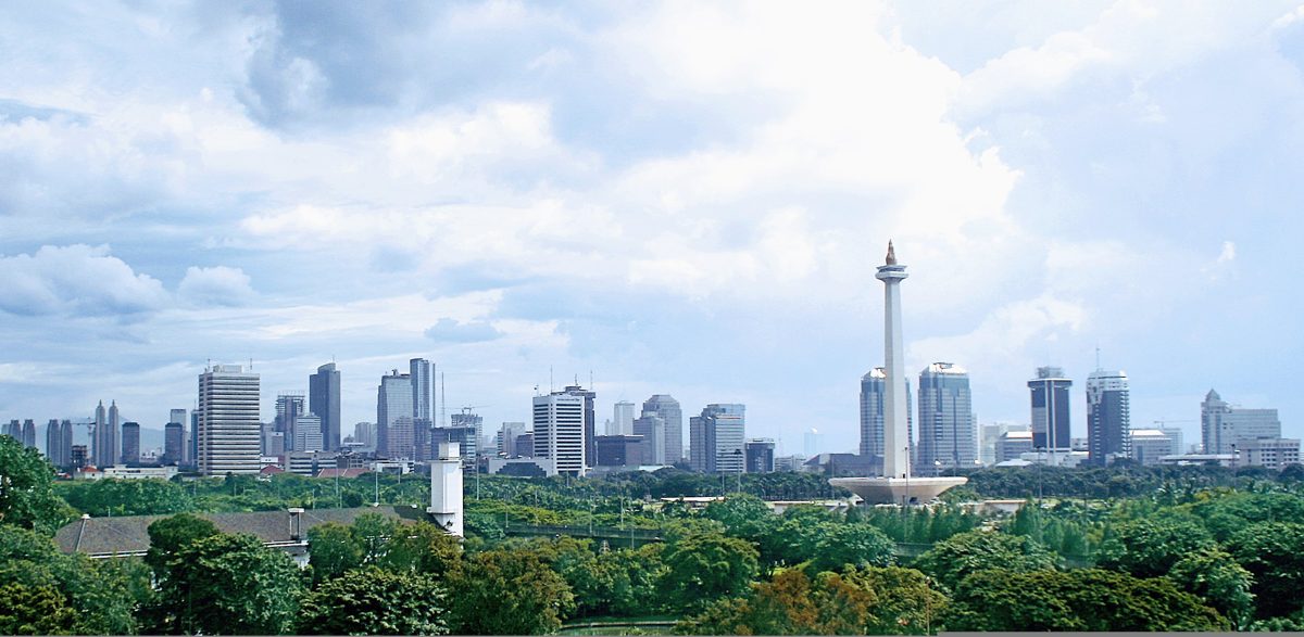 Panorama Jakarta dengan Monas dan gedung-gedung pencakar langit