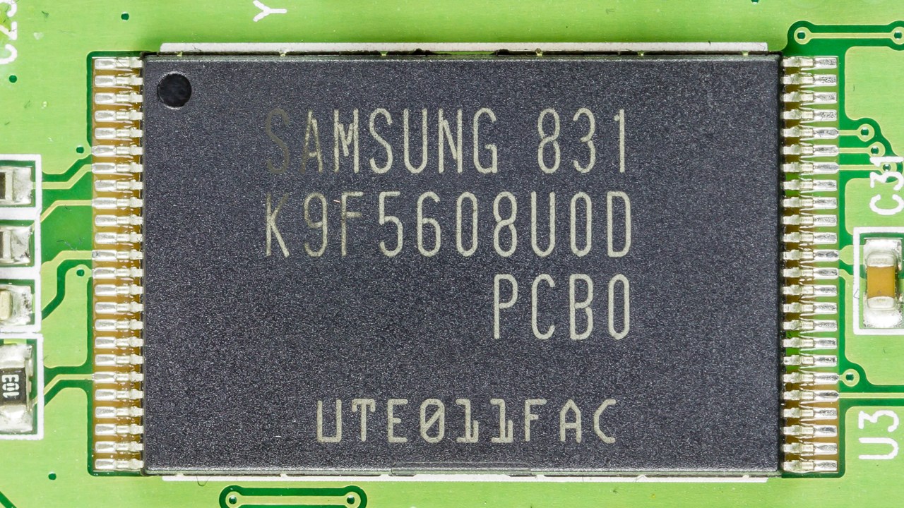 Cip memori flash NAND Samsung pada sebuah papan sirkuit