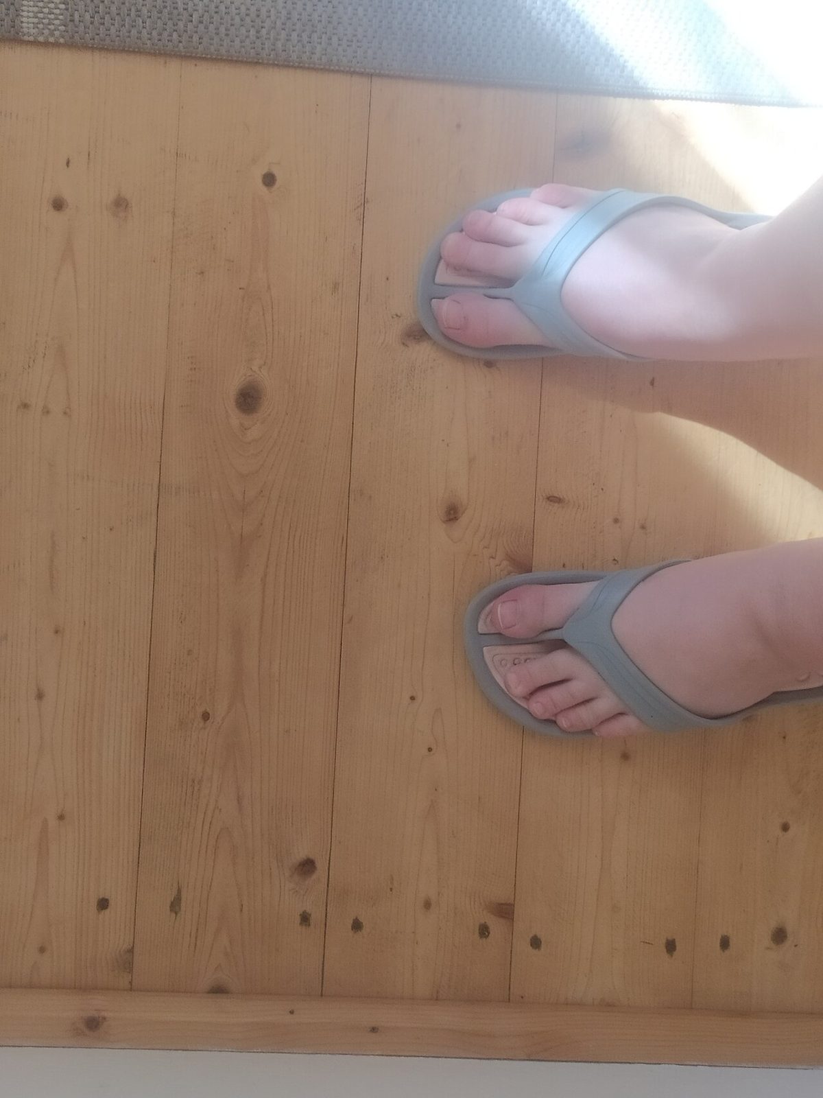 sandal-jepit-terpisah