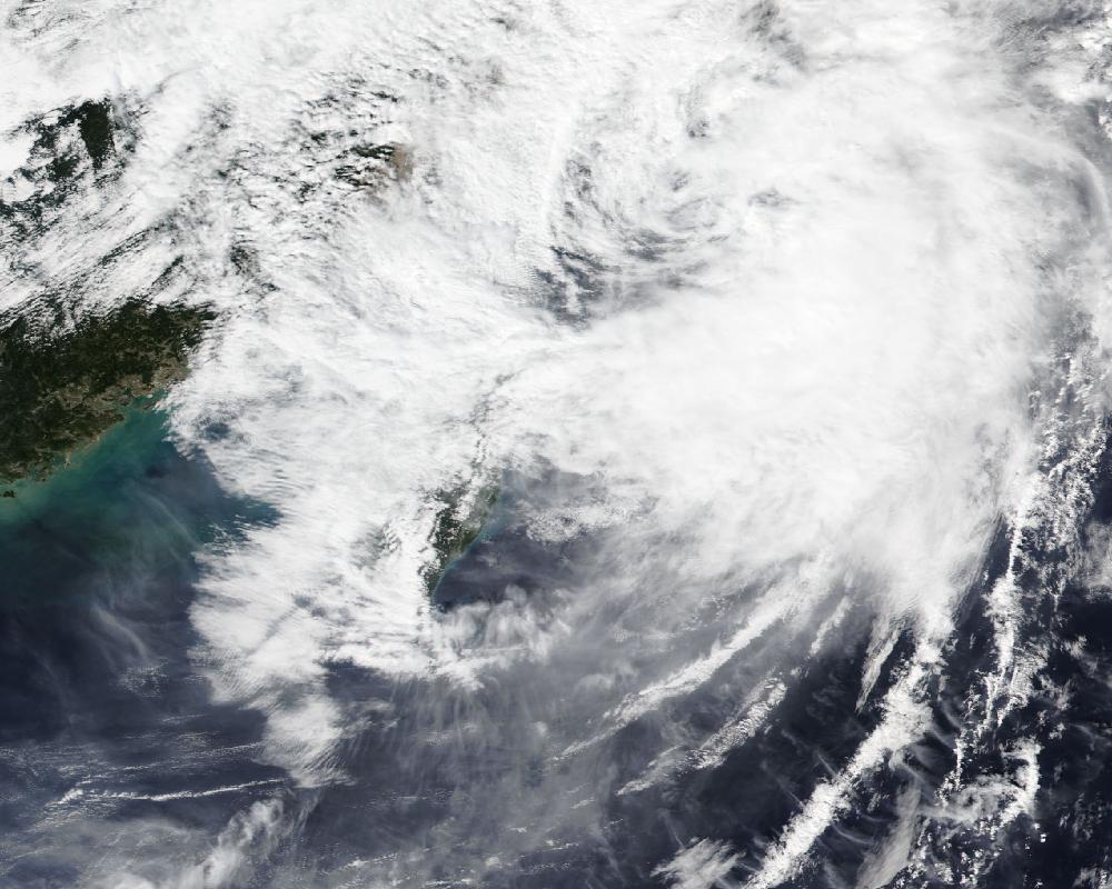 Citra satelit siklon tropis di atas laut