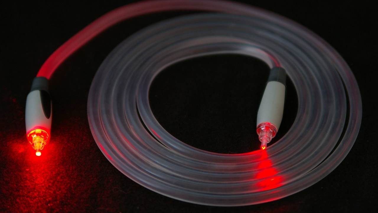 Kabel serat optik yang dialiri cahaya